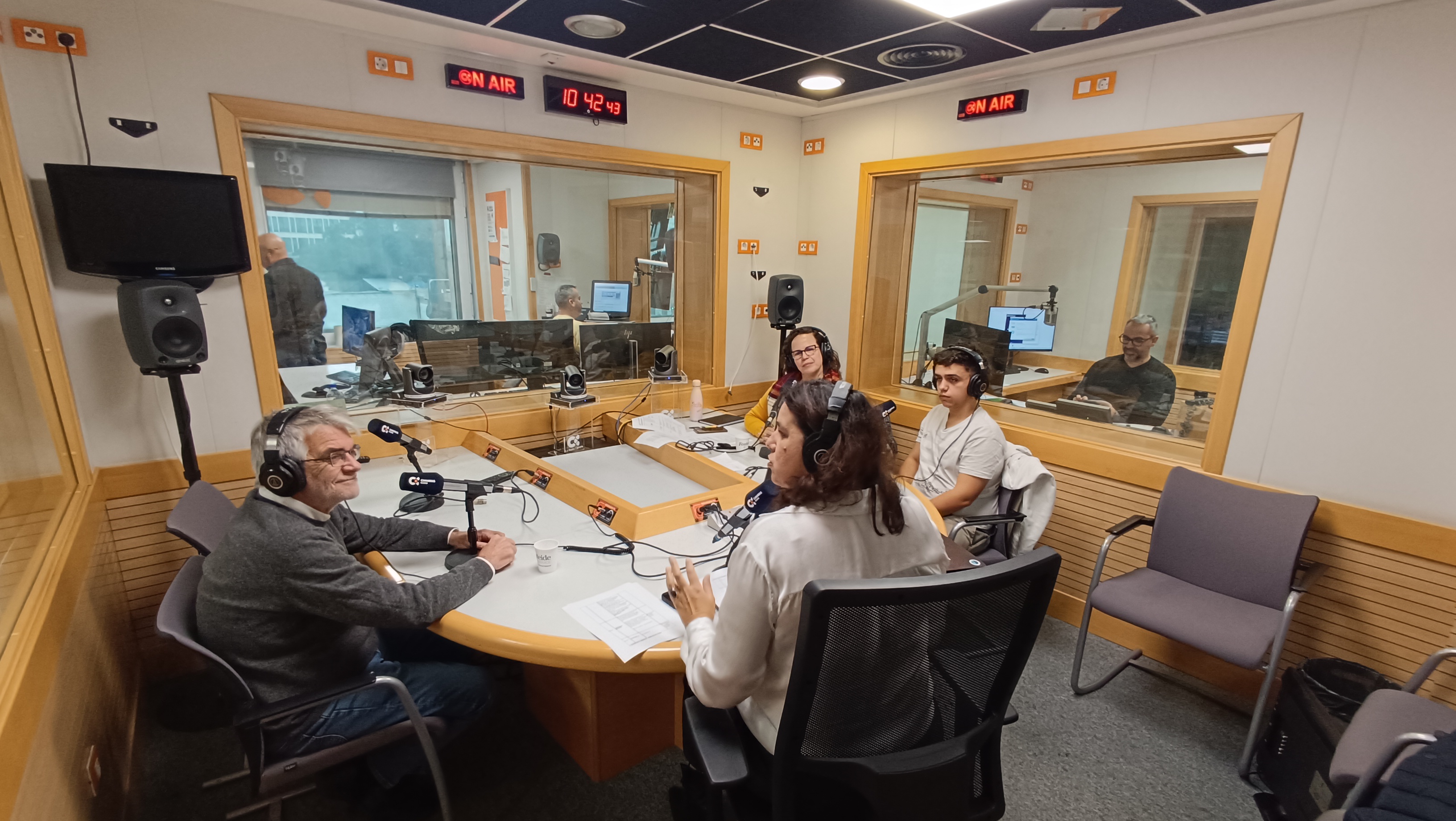 El investigador Pere Pallé junto al resto del equipo en el programa 07 de Soñando Estrellas, el espacio radiofónico del IAC 