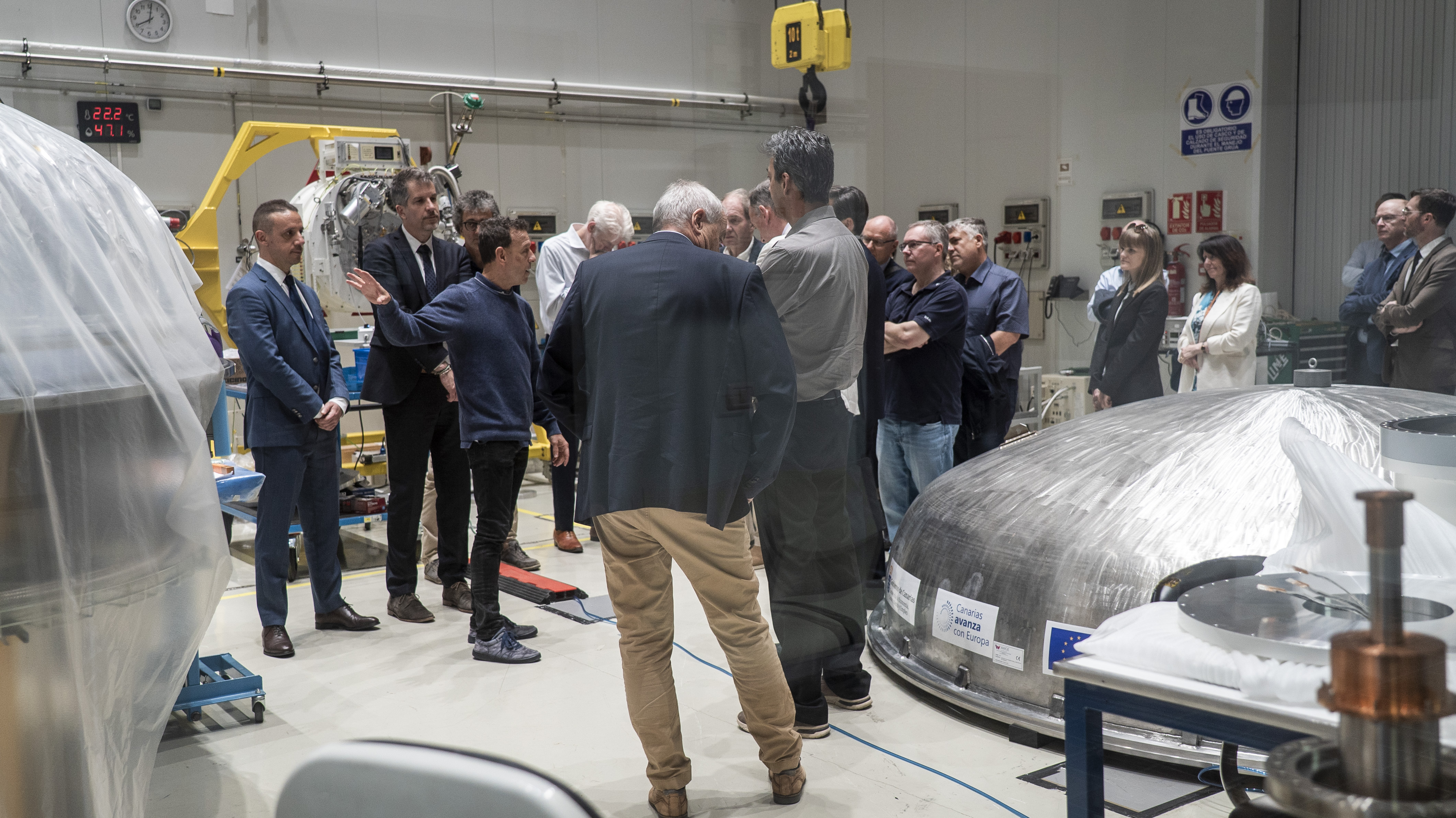 Visita de los participantes de la SPC de ESA a una de las salas de instrumentación del IAC. Crédito: IAC