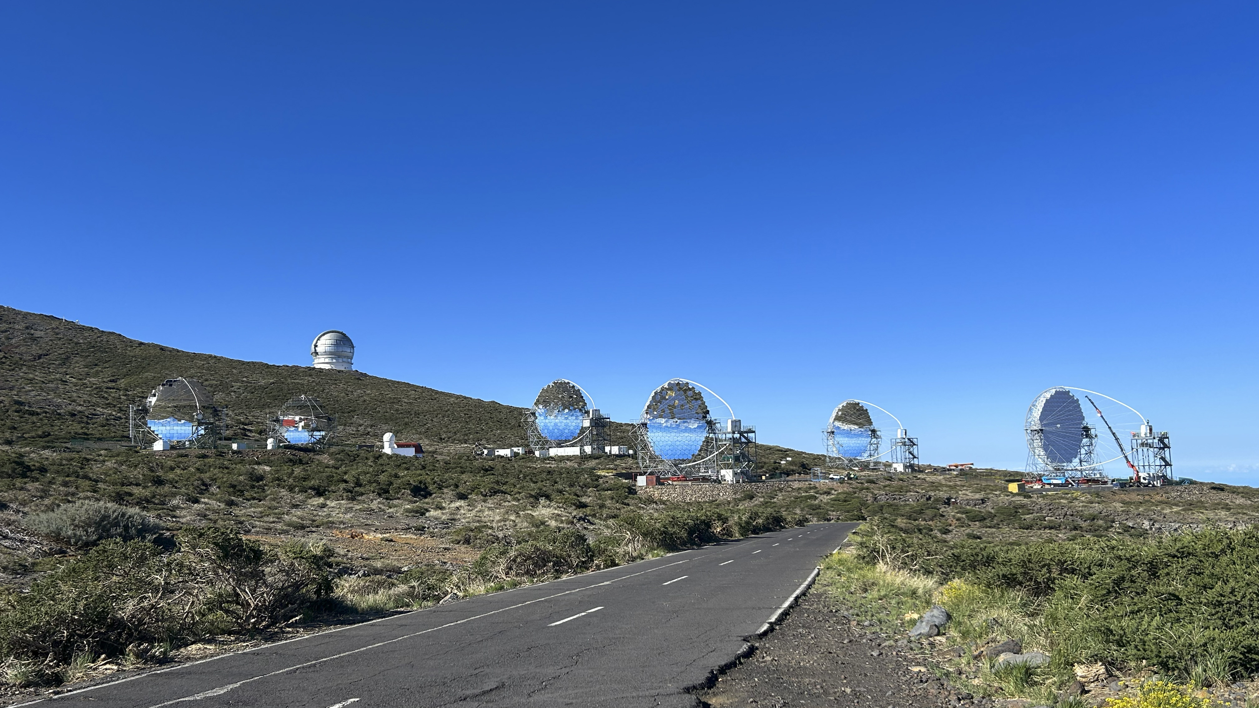 Los 4 LST (derecha) del CTAO-Norte, situados en el Observatorio del Roque de los Muchachos. Junto a ellos, los telescopios MAGIC (izquierda) y el telescopio óptico-infrarrojo GTC