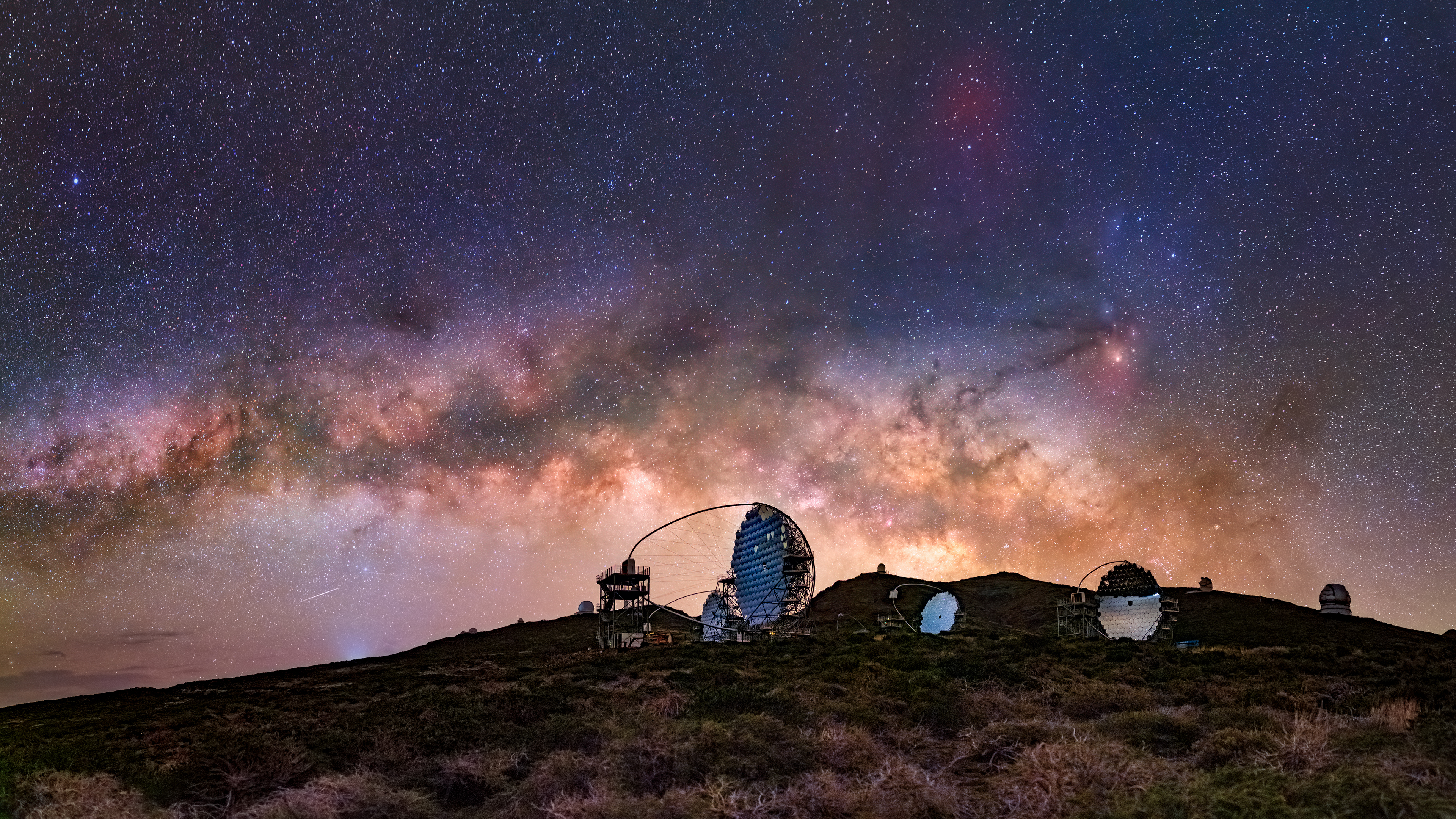La Vía Láctea y los 4 LSTs en el Observatorio del Roque de los Muchachos