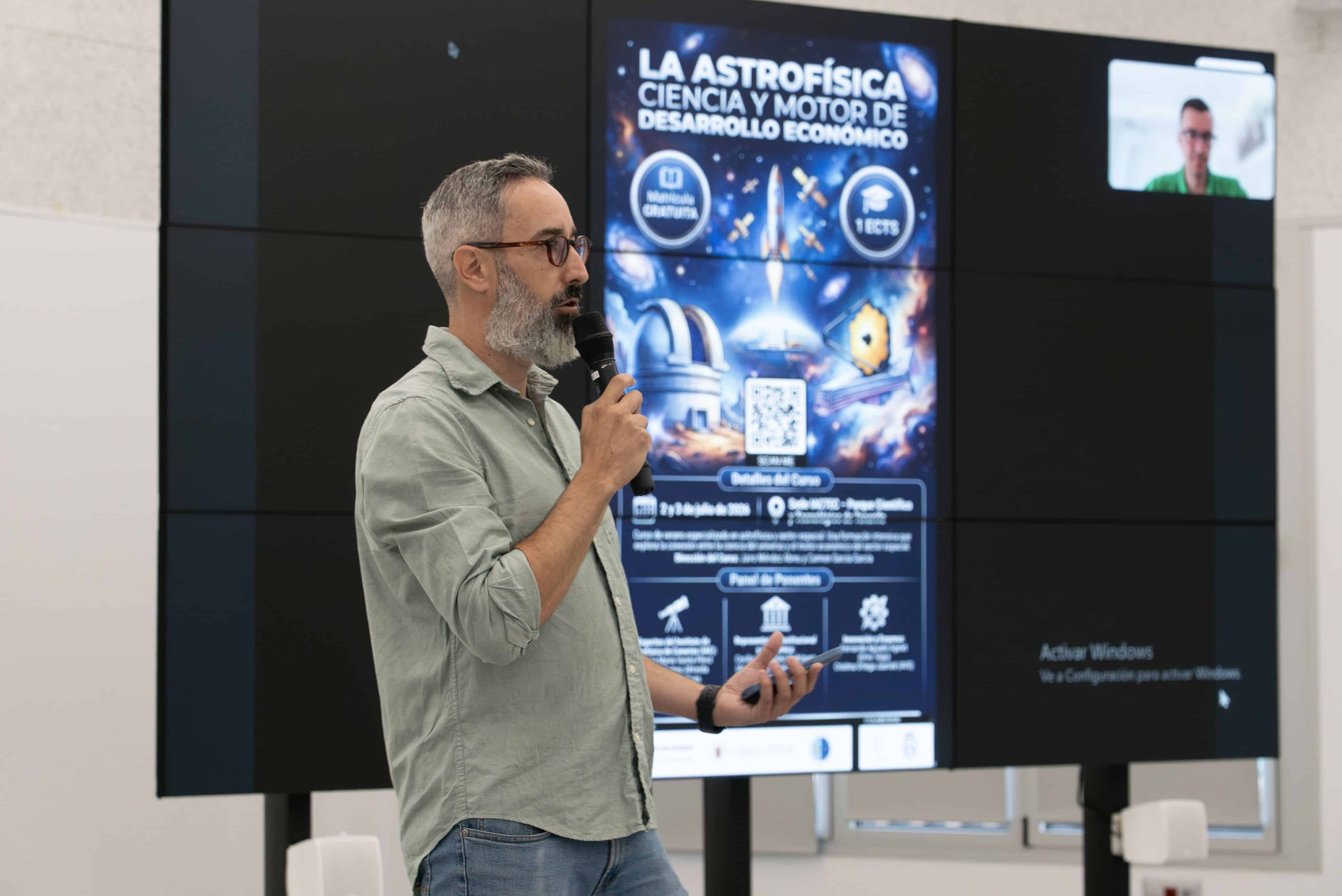 Jairo Méndez-Abreu speaks during the course on astrophysics and the space sector held at IACTEC.