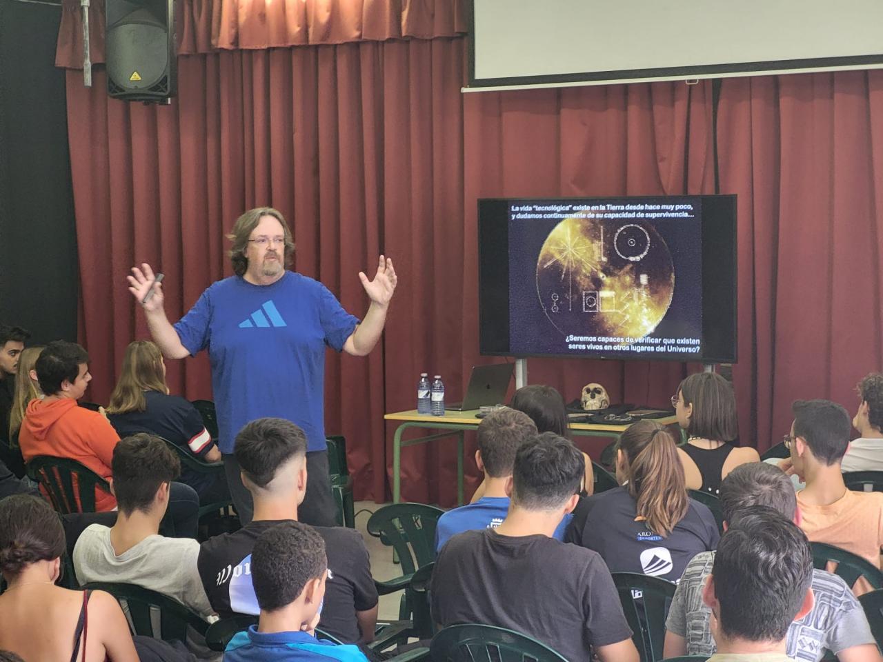 El astrofísico divulgador Alfred Rosenberg González (IAC) durante su charla en el IES Las Galletas, en la semana de las Ferias de la Ciencia 2022