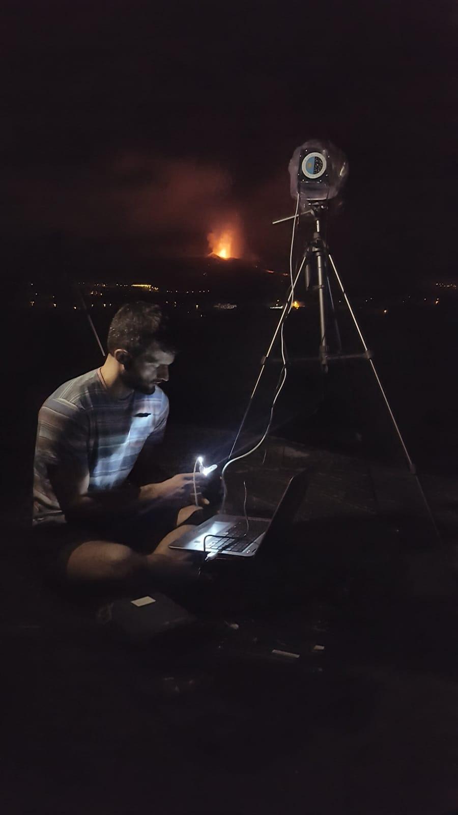 Carlos Colodro (IACTEC), tomando imágenes del volcán de Cumbre Vieja con la cámara DRAGO.