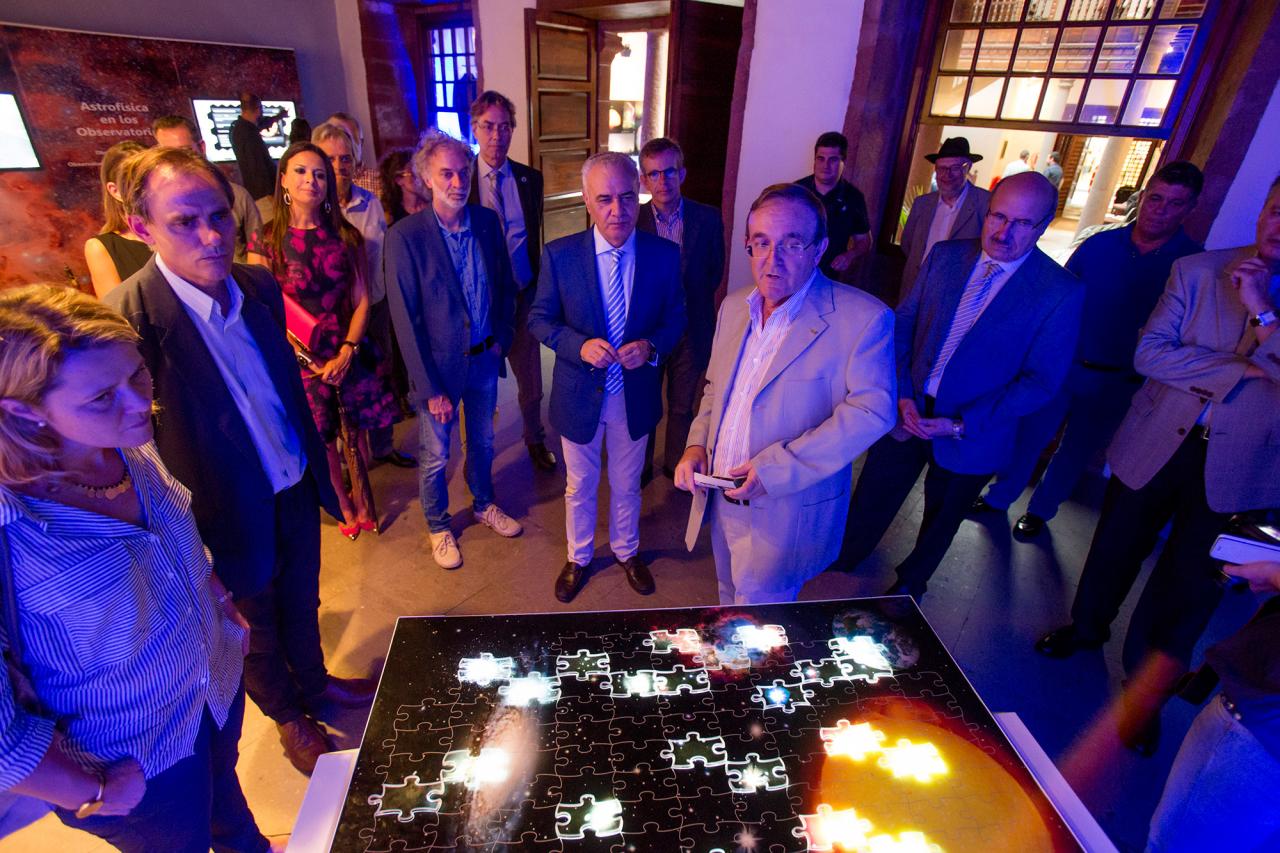 Rafael Rebolo, Alicia Vanoostende, Miguel Ángel Morcuende, Juan Antonio Belmonte and Juan Carlos Pérez Arencibia, with the general public in the module on "Scientific Milestones of the IAC"