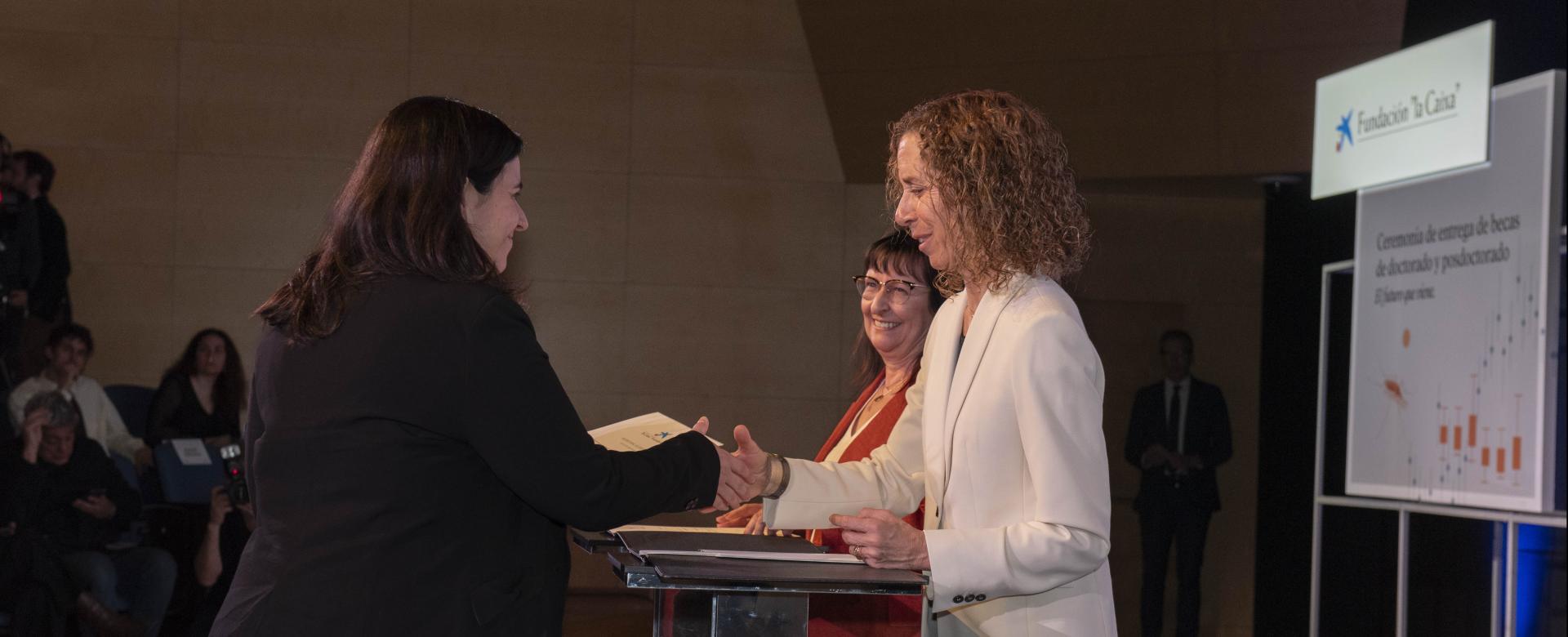 Ana Escorza receiving the La Caixa Foundation grant