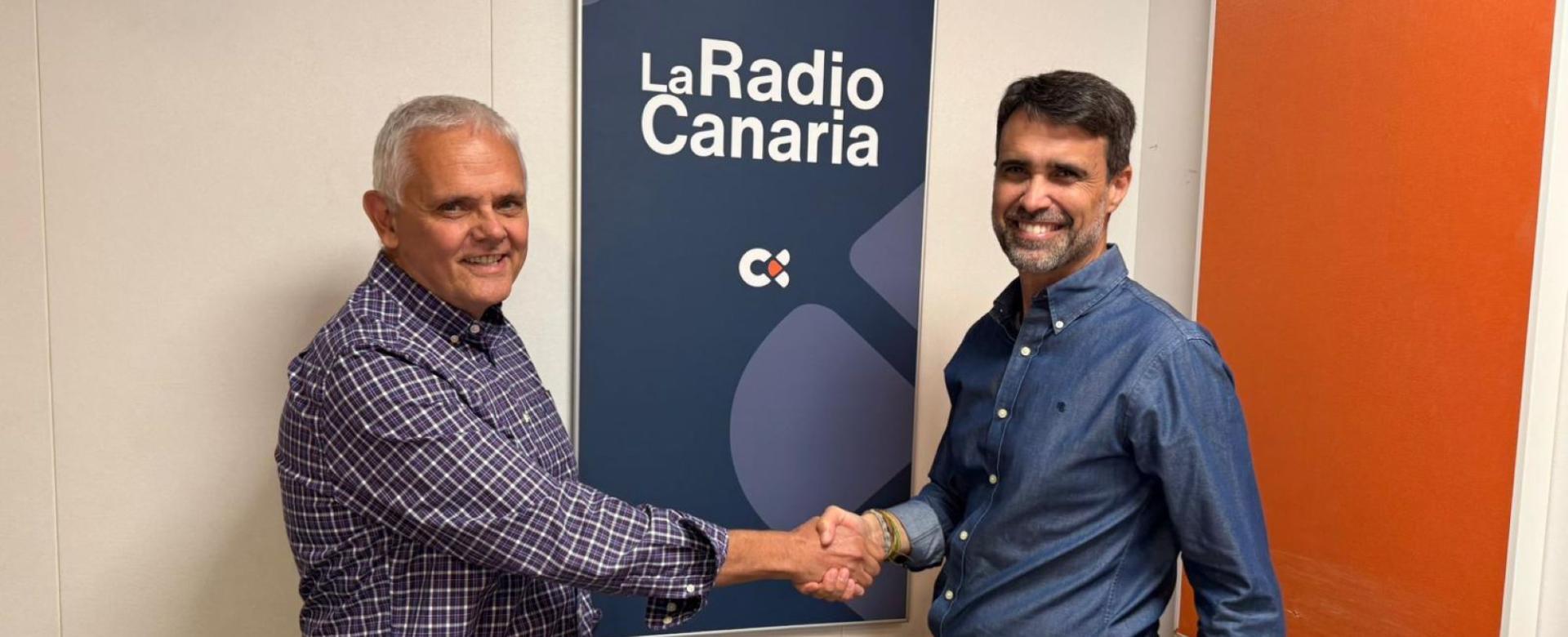 El director del IAC, Valentín Martínez Pillet; y el de La Radio Canaria, Mayer Trujillo, celebran el inicio del programa 