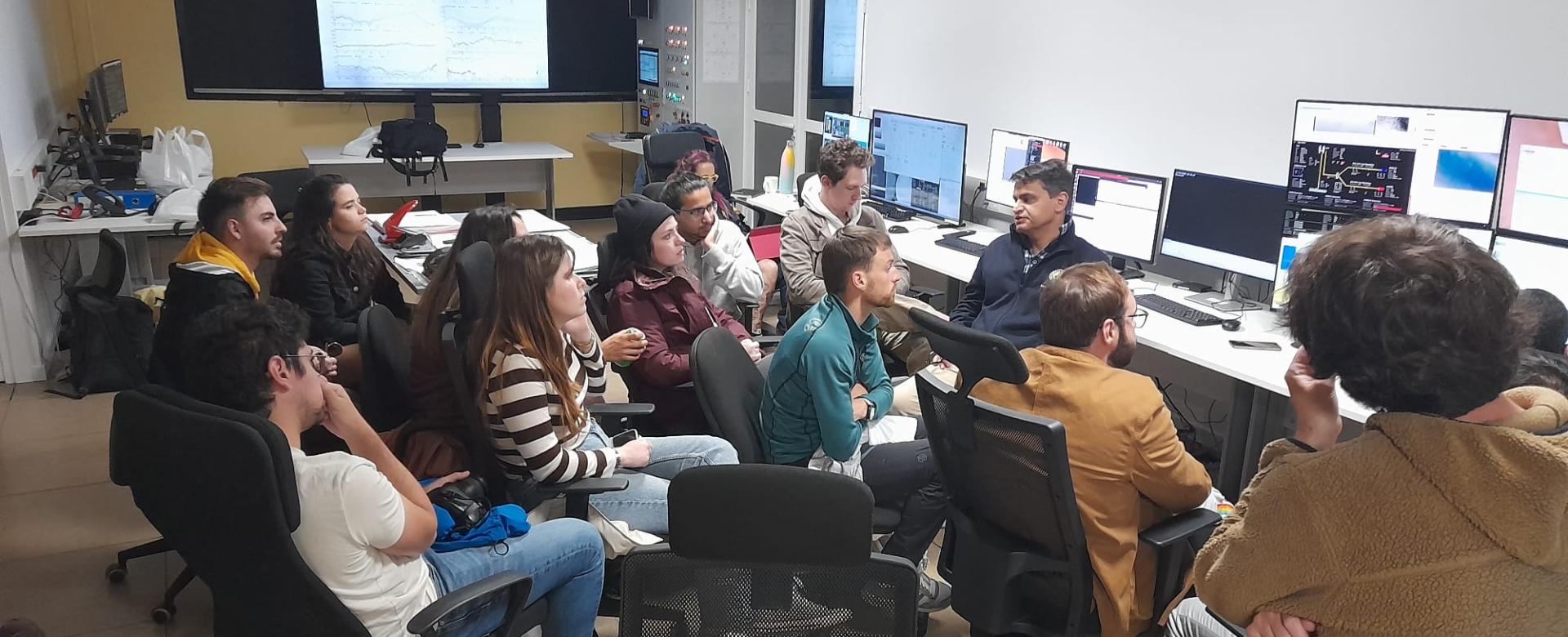 Participantes a la formación práctica del proyecto EDUCADO en la sala de control del Telescopio William Herschel (WHT), en el Observatorio del Roque de los Muchachos (La Palma)