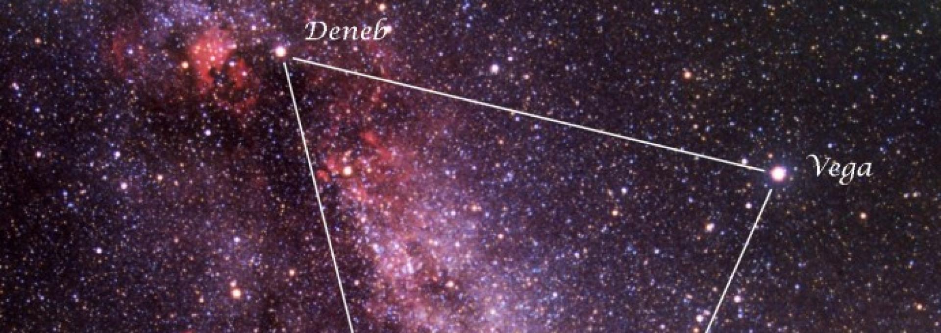 Las tres estrellas del Triángulo de Verano sobre una imagen de Vicent Peris. Crédito: Banco de Imágenes del Instituto de Astrofísica de Canarias (IAC).