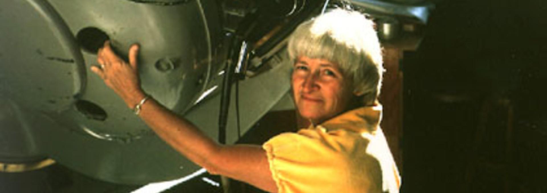 Carolyne Shoemaker con el telescopio que usaba en el Observatorio Monte Palomar. Crédito: Eugene Shoemaker/Wikipedia.