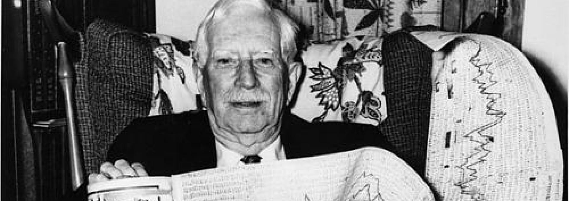 Charles Abbot en 1968, posando orgulloso con uno de sus registros de datos.