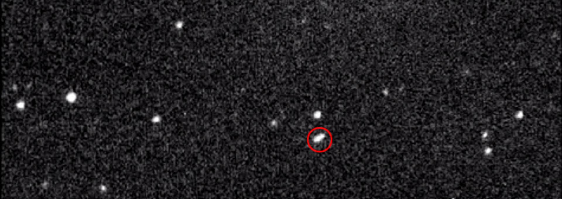 Fotograma de la secuencia de imágenes del asteroide 2004BL86 la madrugada del día 26 de Enero de 2015 (3:00 – 3:08 UT), tomadas desde el telescopio TAD (Observatorio del Teide, Instituto de Astrofísica de Canarias). Secuencia completa en: http://youtu.be/4ib4uQ6oo-E