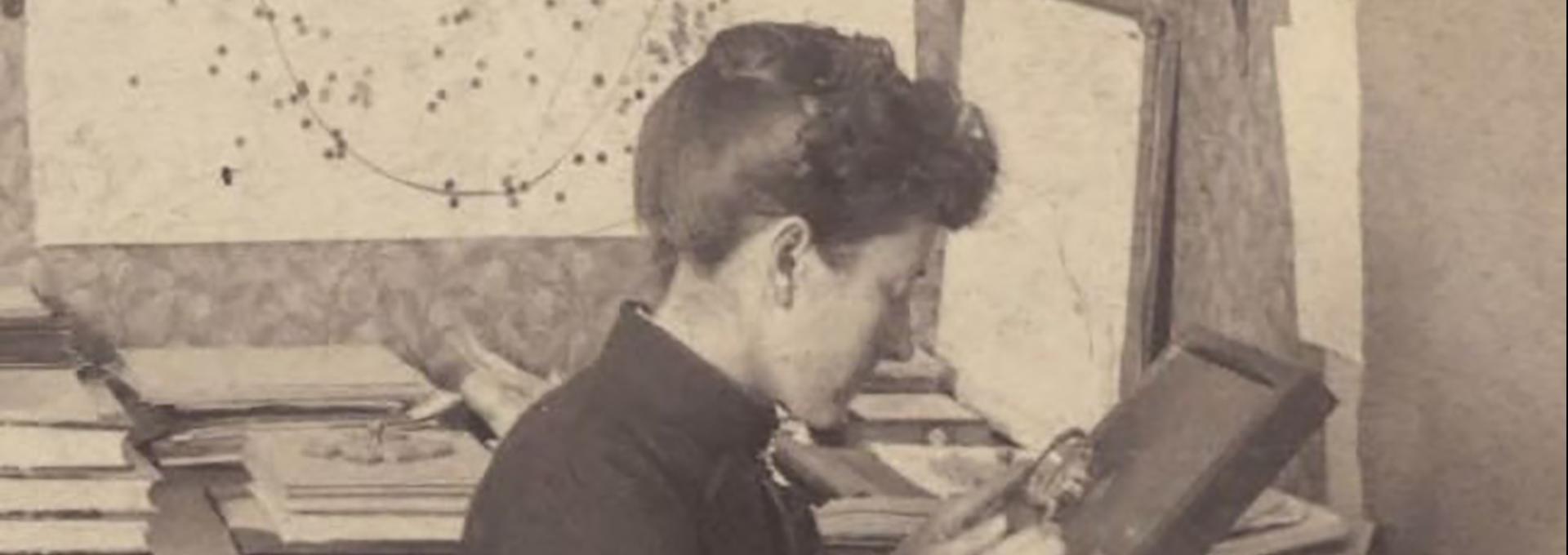 Williamina Fleming, descubridora de la primera enana blanca y la nebulosa de la Cabeza de Caballo, analizando placas fotográficas. (Crédito: Harvard College Observatory)