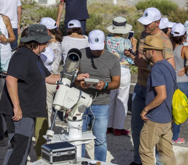 Profesores durante la observación solar
