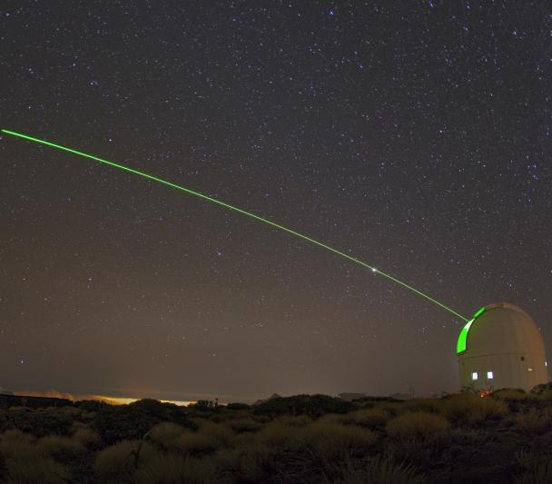 El láser de la Optical Ground Station en el Observatorio del Teide