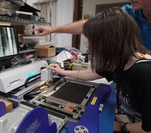 During their visit, the students of the Canarias Masterclass programme learned the steps to design an electronic circuit prototype