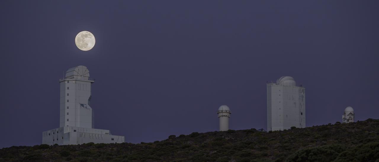 La luna llena sobre el Observatorio del Teide. Crédito: Daniel López / IAC