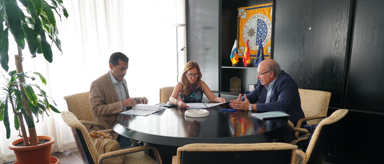 Juan José Martínez y Rosa Dávila reunidos en el despacho de Rafael Rebolo