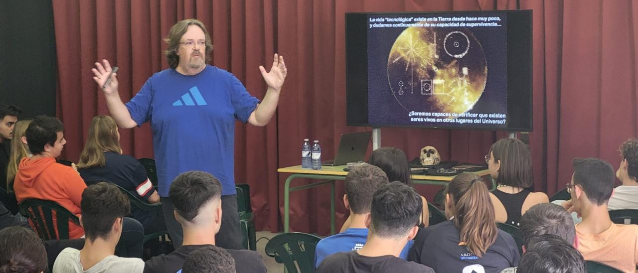 El astrofísico divulgador Alfred Rosenberg González (IAC) durante su charla en el IES Las Galletas, en la semana de las Ferias de la Ciencia 2022