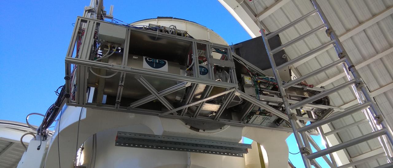 Back view of the instrument installed under its dome