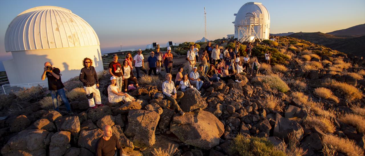 Asistentes al curso "Acércate al Cosmos" 2022 al atardecer