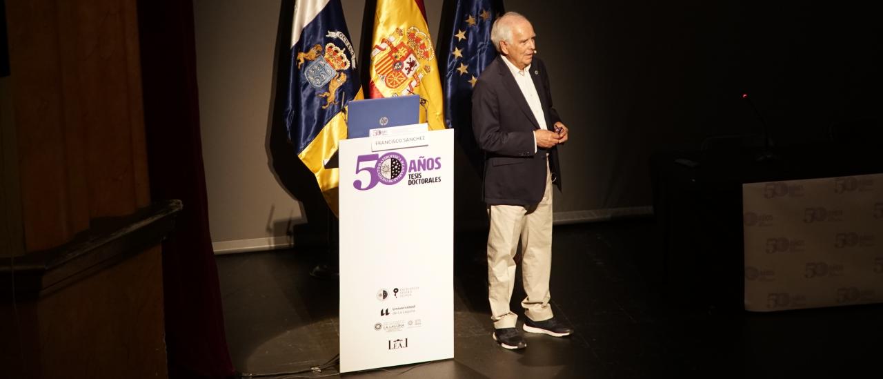 Franciso Sánchez durante su conferencia "SOÑANDO ESTRELLAS. Así nació y se consolidó la Astrofísica en España" 