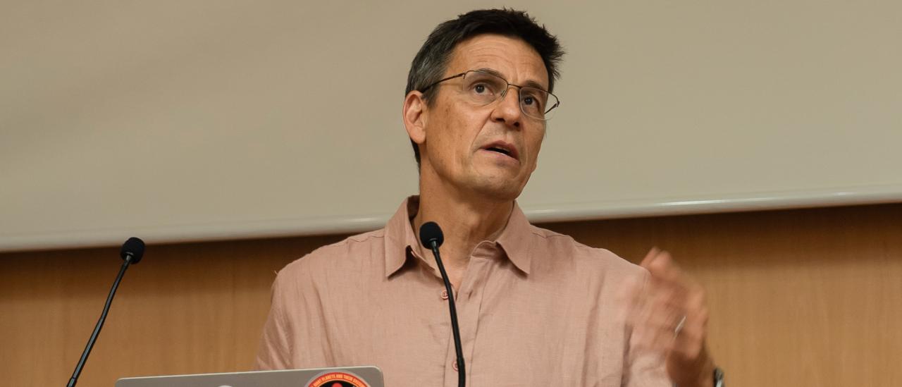 Didier Queloz during his lecture in the IAC Aula Didier Queloz during his lecture in the IAC Aula