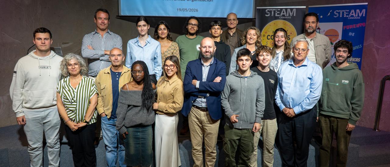 Organizadores y estudiantes durante la selección del Premio Cosmos estudiantes