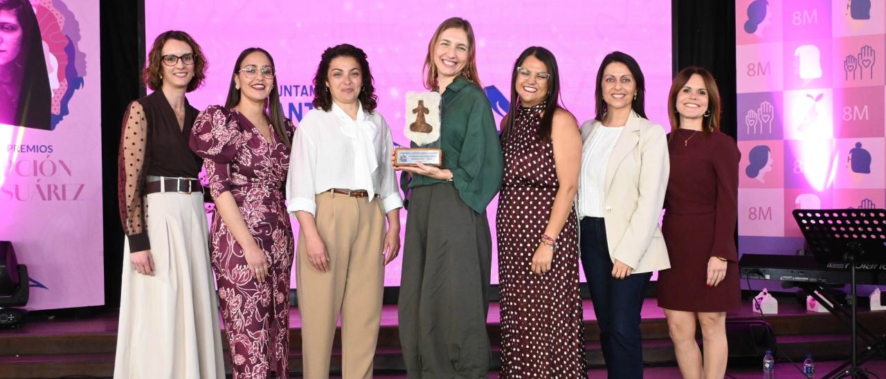 Adriana de Lorenzo-Cáceres Rodríguez en el centro en el momento del acto / Ayuntamiento Santiago del Teide