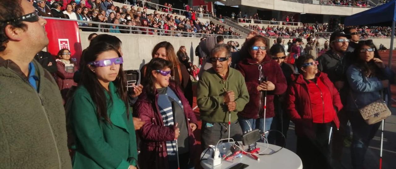 Grupo de personas con discapacidad visual experimentando un eclipse total de Sol 