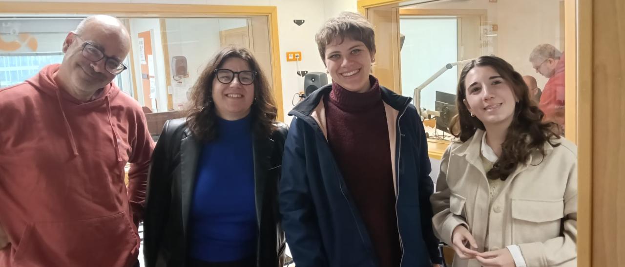 Los participantes en el programa Soñando Estrellas, Antonio Eff Darwich, Valentina Ghiraldo y Selene Gila con la presentadora Verónica Martín / IAC