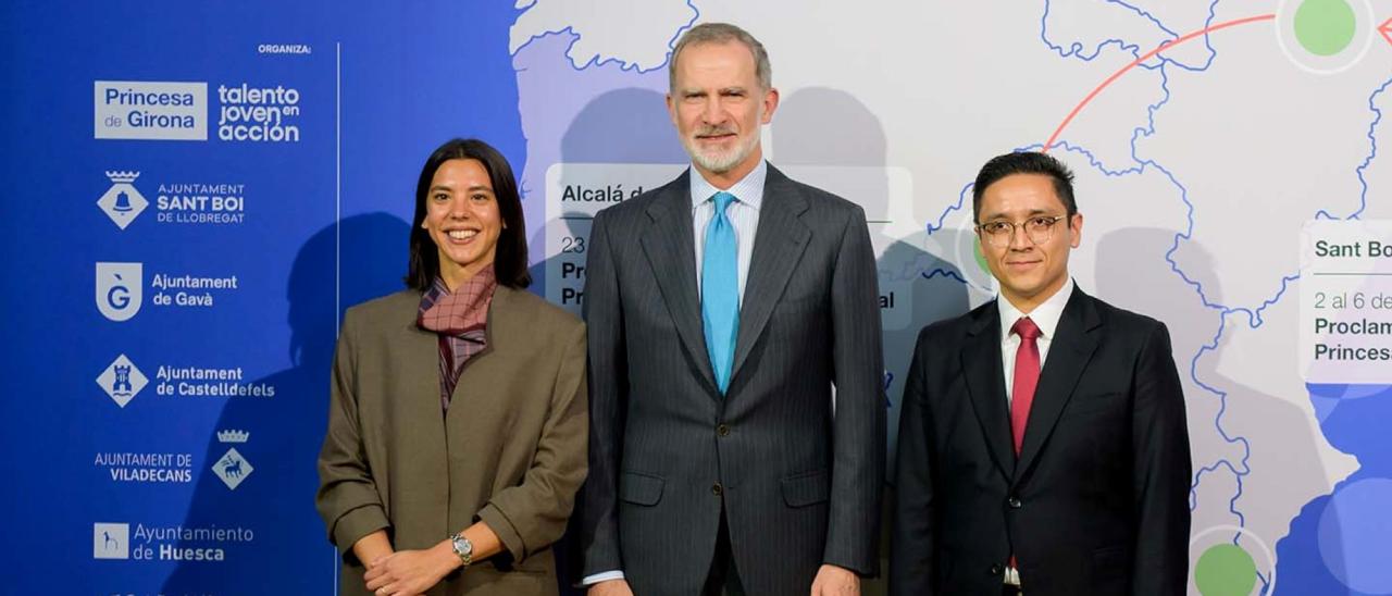 La emprendedora social argentina, Mercedes Bidart, y el astrofísico mexicano, José Eduardo Méndez Delgado, junto con el  rey Felipe VI en la entrega de los reconocimientos / FDGI