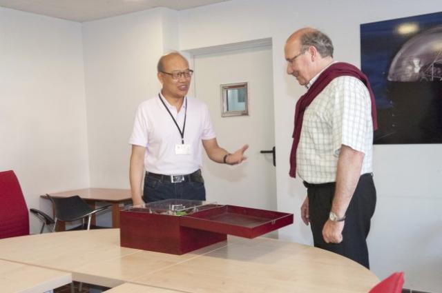 El vicepresidente de la Academia de Ciencias de China y una delegación del NAOC visitan el IAC y los Observatorios de Canarias