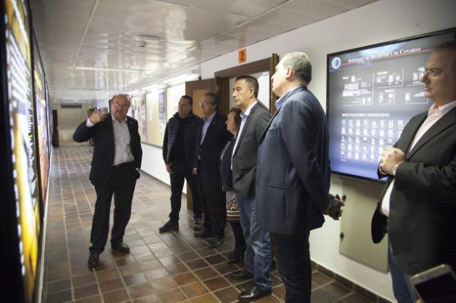 Cuatro senadores visitan el IAC