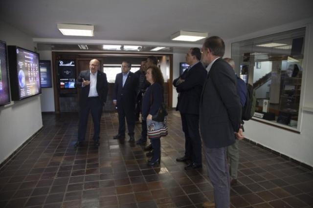 Cuatro senadores visitan el IAC