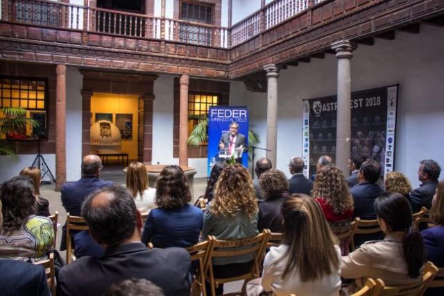 Presentación en La Palma de la exposición “FEDER, mirando el cielo”