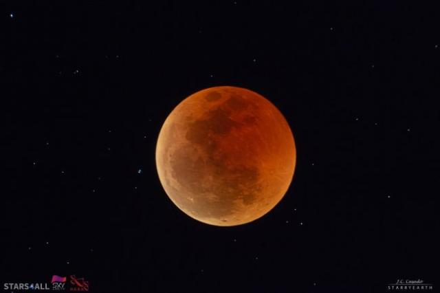 Primeras imágenes y secuencias de la Luna Roja desde Namibia y Tenerife