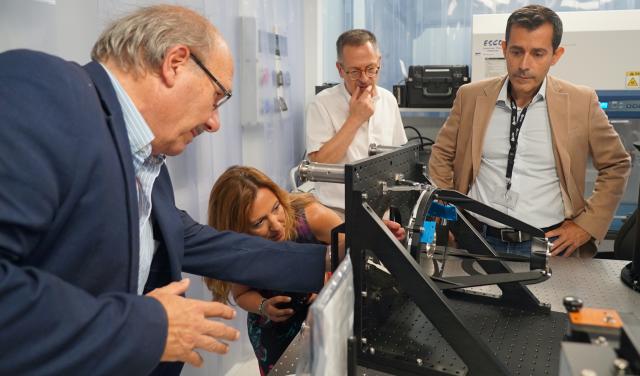 Visita a una de las salas limpias de IACTEC