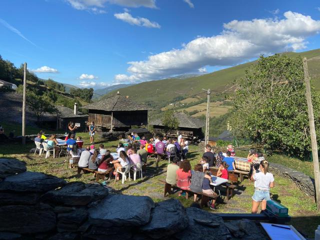 Momento durante la charla de apertura realizada por Lucía González Cuesta y Sandra Benítez en el pueblo de Fonteta. Crédito: Raquel González Cuesta.