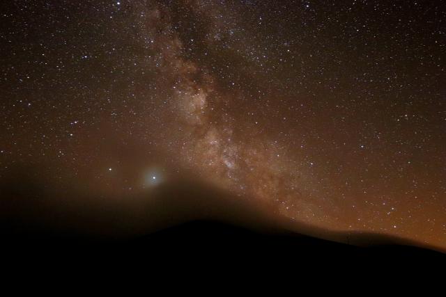 La Vía Láctea, Júpiter y Saturno durante la observación en el Pozo de las Mujeres Muertas, Concejo de Allande. Crédito: Xuan González Fernández y Laura Hermosa (Cielos Despejados).