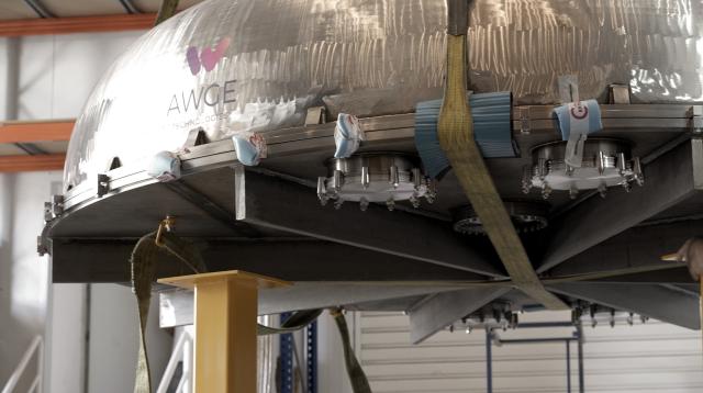 Placement of the four legs of the test cryostat in the AIV room of the IAC. Credit: Inés Bonet (IAC)