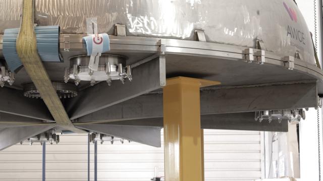 Placement of the four legs of the test cryostat in the AIV room of the IAC. Credit: Inés Bonet (IAC)