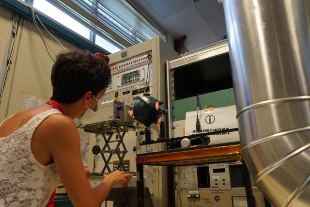 Imagen de Alba Peláez, ingeniera de IACTEC, durante la puesta a punto del montaje óptico para medir las prestaciones del instrumento DRAGO durante los ensayos de termo-vacío