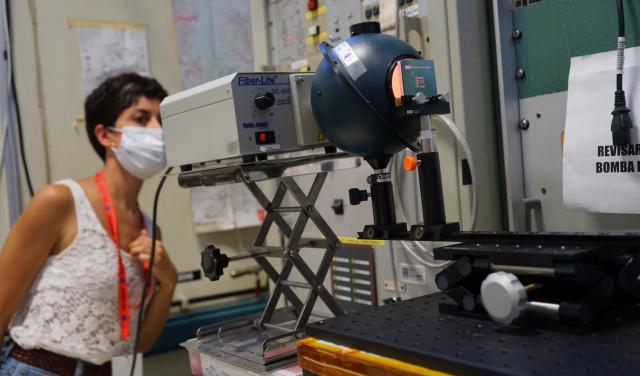 Imagen de Alba Peláez, ingeniera de IACTEC, durante la puesta a punto del montaje óptico para medir las prestaciones del instrumento DRAGO durante los ensayos de termo-vacío