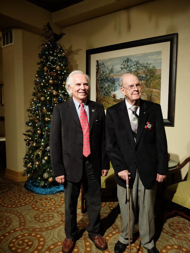 Guido Münch con la Medalla de la Gran Cruz de Alfonso X el Sabio, junto a Francisco Sánchez. Crédito: IAC.