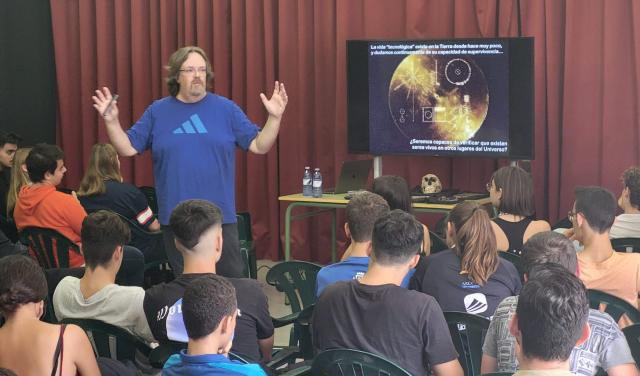 El astrofísico divulgador Alfred Rosenberg González (IAC) durante su charla en el IES Las Galletas, en la semana de las Ferias de la Ciencia 2022