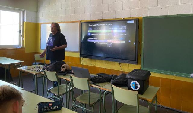 Talk "The history of the Universe in 24 hours" at IES Prof. Martín Miranda.