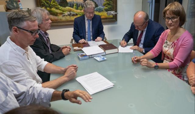 Rafael Rebolo firma el documento de constitución de la Fundación EST