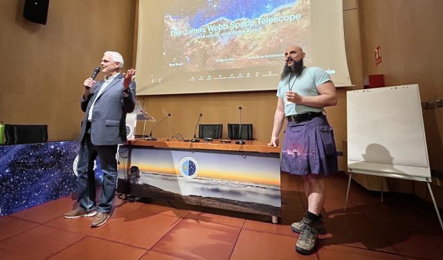 El astrofísico y divulgador Ethan Siegel junto al director del IAC, Valentín Martínez Pillet