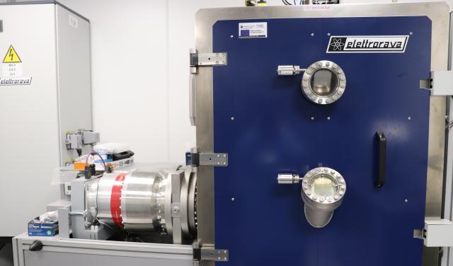 Puerta y tuberías de la cámara de vacío 