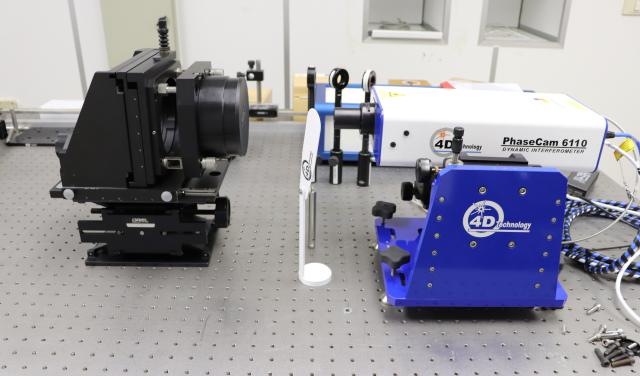 Interferómetro analizando un elemento óptico